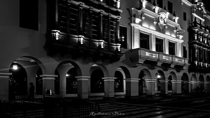 Fachadas Históricas Un Paseo Nocturno en blanco y negro