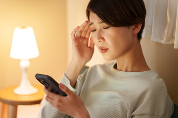 夜にスマホを使って頭痛になる