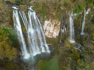 Vue sur la somptueuse cascade des Dards, située dans la sud de la région du Bugey, à proximité...