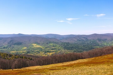 Obraz premium Scenic view of rolling hills and valleys.