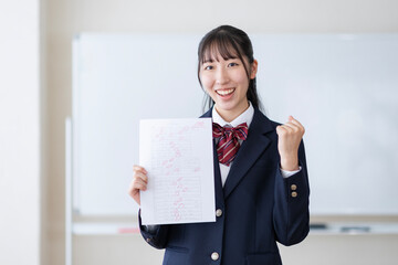 100点のテストを見せる学生