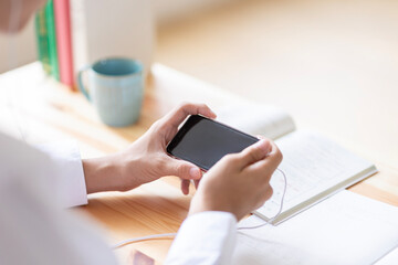 自宅で勉強する学生