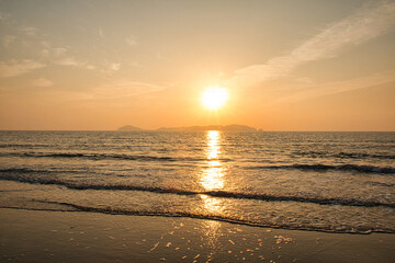 서해의 황금빛 일몰