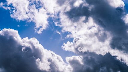 Obraz premium Dramatic clouds against a blue sky