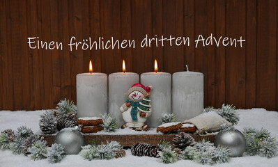 Adventsdekoration Arrangement für den dritten Advent : Anordnung mit vier grauen Adventskerzen,...