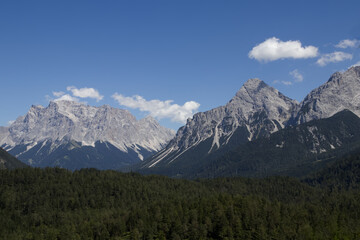 Obraz premium View of mountain peaks against the sky