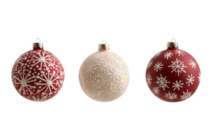 Preciosas bolas de navidad de diferentes colores y diseño, sobre fondo blanco