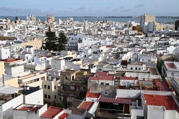 Fototapeta premium Vue panoramique de la ville de Cadix un jour ensoleillé