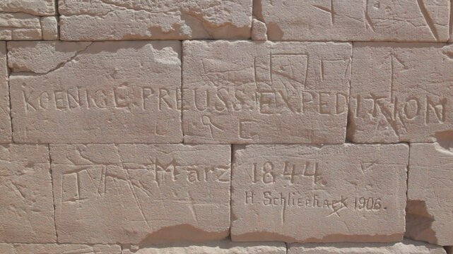 Sudan, Nubia, Naga, explorator carving