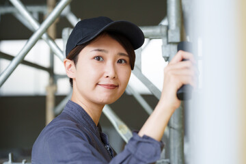 石膏ボードにコテで塗る女性職人