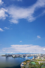 Naklejka premium Breathtaking Aerial View of a Modern City by the Water Under a Clear Blue Sky