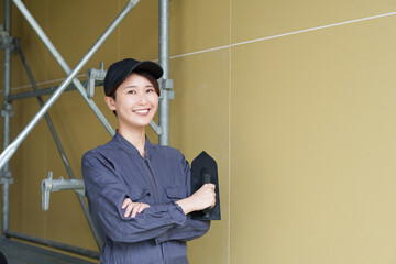 石膏ボードにコテで塗る女性職人