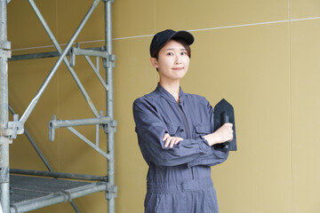 石膏ボードにコテで塗る女性職人