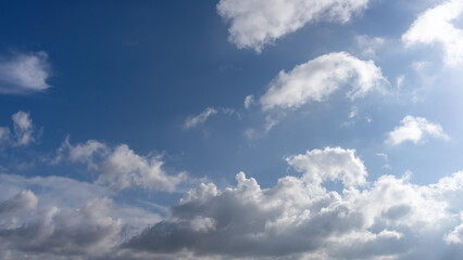 Fototapeta premium Tranquil Sky with Fluffy White Clouds Against a Bright Blue Horizon