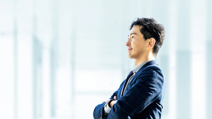 腕組みをして目標に向かう男性ビジネスマンの横顔