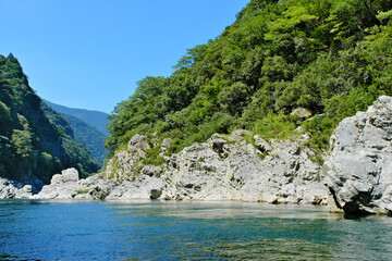 大歩危の断崖と吉野川の流れ　徳島県
