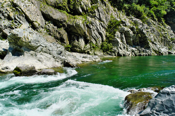 大歩危の断崖と吉野川の流れ　徳島県