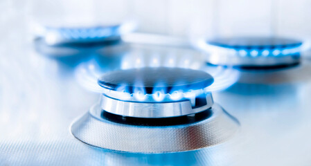 Blaue Gasflammen vor hellem Hintergrund