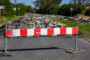 Roboty drogowe, remont drogi zerwany asfalt. Droga w budowie. © Jarekfoto