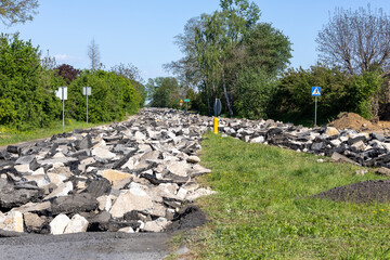 Roboty drogowe, remont drogi zerwany asfalt. Droga w budowie. © Jarekfoto