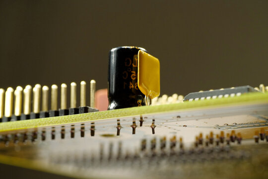 Computer microcircuit with electronic components