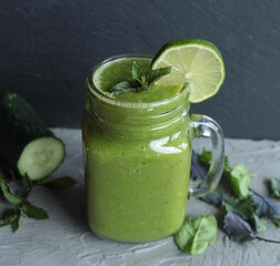 green smoothie with lime and mint