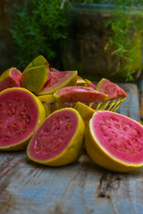 A goiaba é uma fruta que contém fibras. Por isso, retarda a absorção de nutrientes da alimentação e também do açúcar e da gordura.