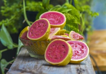 A goiaba é uma fruta que contém fibras. Por isso, retarda a absorção de nutrientes da alimentação e também do açúcar e da gordura.