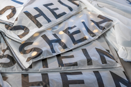 sacs d'achats sur le site Shein, &eacute;criture de la marque sur ses livraisons, fast fashion