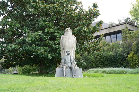 Statue von Calouste Gulbenkian am Museo Calouste Gulbenkian in Lissabon am 18.10.2024