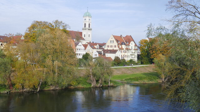 malerischer blick von der steinernen br&uuml;cke auf die altstadt von regensburg mit sch&ouml;nen h&auml;usern und b&auml;umen