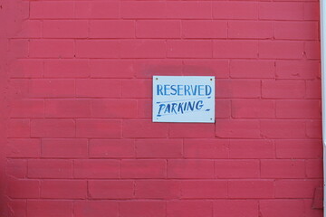 Obraz premium no parking sign on brick wall