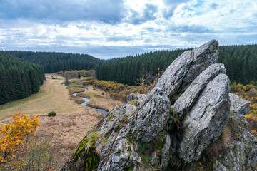 Bieley-Felsen - Das "Matterhorn der Eifel" an der Narzissenroute im Herbst bei Höfen, Eifel