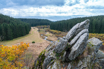 Bieley-Felsen - Das "Matterhorn der Eifel" an der Narzissenroute im Herbst bei Höfen, Eifel