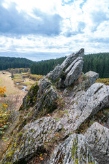 Bieley-Felsen - Das "Matterhorn der Eifel" an der Narzissenroute im Herbst bei Höfen, Eifel