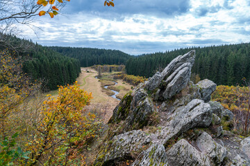 Bieley-Felsen - Das "Matterhorn der Eifel" an der Narzissenroute im Herbst bei Höfen, Eifel