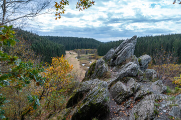 Bieley-Felsen - Das "Matterhorn der Eifel" an der Narzissenroute im Herbst bei Höfen, Eifel