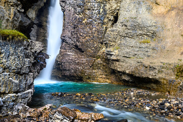 Obraz premium Johnston Canyon turquoise Waterfall at Banff National Park, Foamy Long exposure