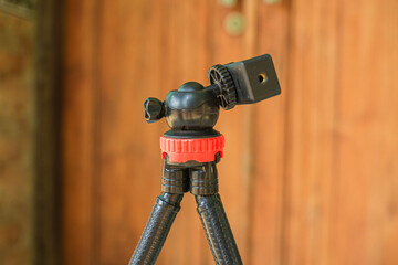 Flexible tripod head in red and black with a clamp for smartphones