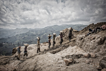Artisanal Coltan - manganese - cobalt mining in Mudere mine under control of Nyatura militia, town of Rubaya, North Kivu region (Democratic Republic of Congo, Africa).

