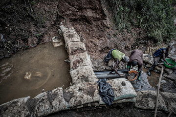 Artisanal Coltan - manganese - cobalt mining in Mudere mine under control of Nyatura militia, town...