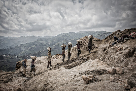 Artisanal Coltan - manganese - cobalt mining in Mudere mine under control of Nyatura militia, town of Rubaya, North Kivu region (Democratic Republic of Congo, Africa).

