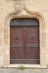 Belle porte d'entrée du village d'une maison médiévale de Puycelsi