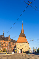 Blick auf das Steintor in der Hansestadt Rostock im Herbst