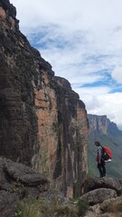 turista na subida ao cume do monte roraima, venzuela 