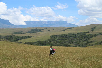 mulher com mochila nas costas em trekking para monte roraima, parque nacional canaima, venezuela 