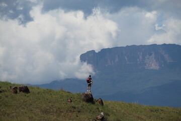 turista em trekking para monte roraima, parque nacional canaima, venezuela 