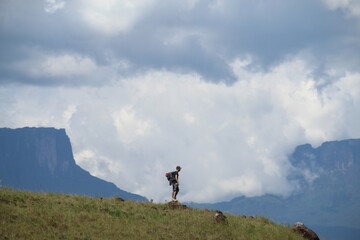 turista em trekking para monte roraima, parque nacional canaima, venezuela 