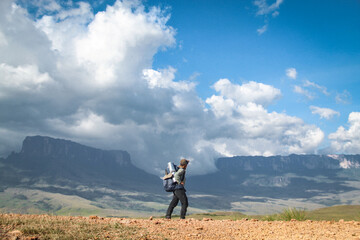 mulher com mochila nas costas em trekking para monte roraima, parque nacional canaima, venezuela 