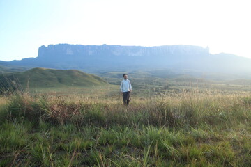 homem com monte roraima ao fundo, no acampamento tek, no primeiro dia de trekking para o cume,...